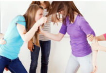 Нов екшън в училище: Бой между гимназистки, намеса на родители и полиция