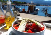 Таверни в Гърция втрещиха туристи с нова такса