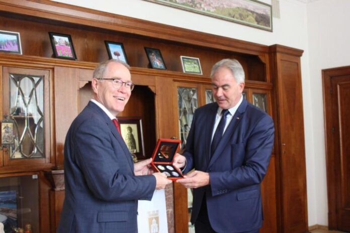 991-ratio-noviiat-poslanik-na-shvejcariia-poseti-pleven