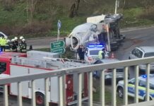 Бетоновоз се обърна в София