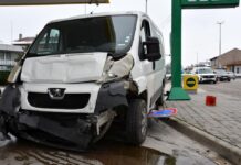 Микробус се вряза в кола и помете пътни знаци край бензиностанция