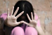 Брутално: Тийнейджър преби малолетно момиче, рита я докато лежи безпомощно