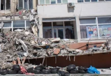 Двама души бяха убити, а десетки ранени при руски атаки в Украйна