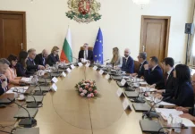 Гюров: Примирието между САЩ и Иран вече успокоява пазарите, няма данни за драстични поскъпвания